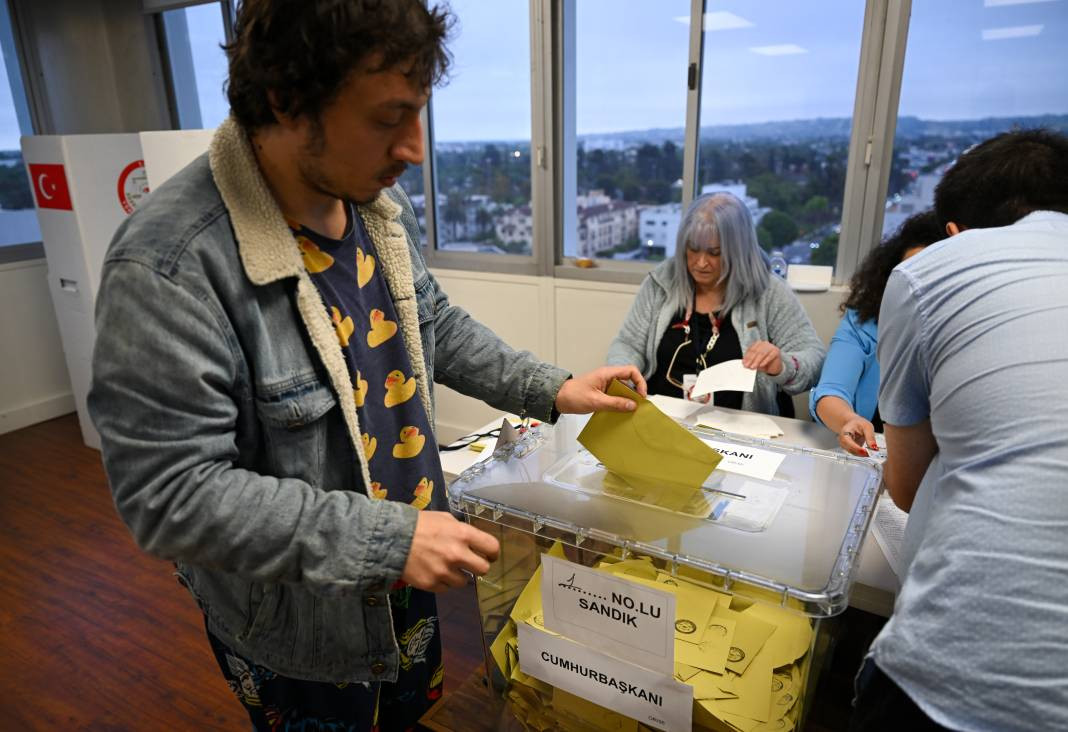 Yurt dışında 717 bin 612 seçmen sandık başına gitti - Resim: 1